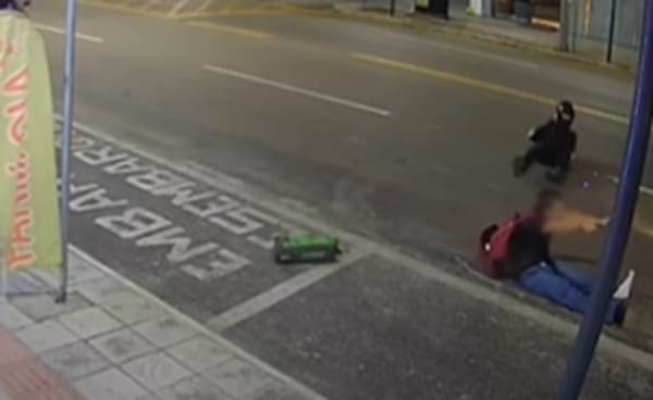 VÍDEO! Piloto de motinha elétrica fica segundos segurando “guidão invisível”