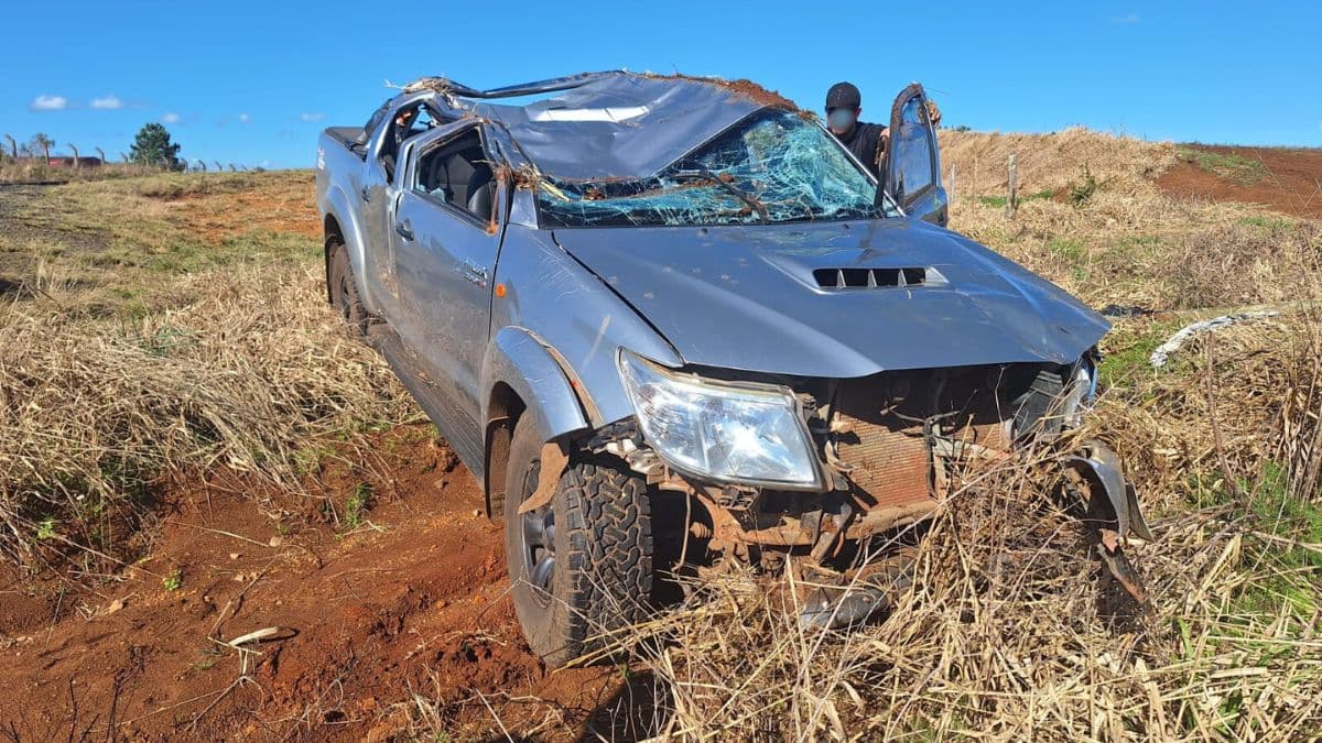 Idoso capota Hilux; veículo teve teto esmagado