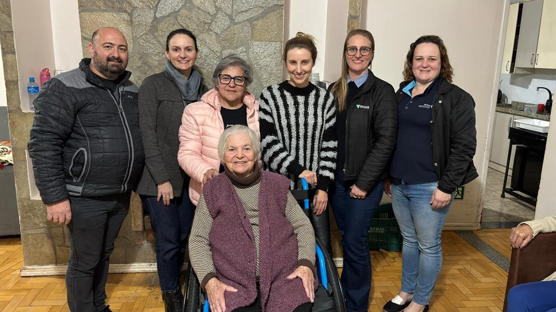 Rotary Club de Pinhalzinho transforma a vida de idosa com entrega de cadeira de rodas