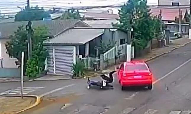  VÍDEO: "Encostão" derruba motociclista em Chapecó