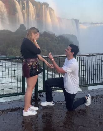 Noivo esquece como se ajoelha em pedido de casamento; cena ganha a internet