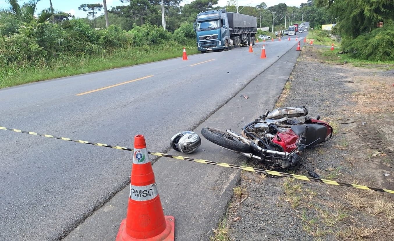 Motorista sofre acidente, desce para conversar e morre atropelado
