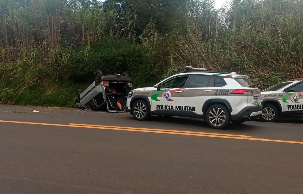 Capotamento e viaturas (Foto: Polícia Militar)