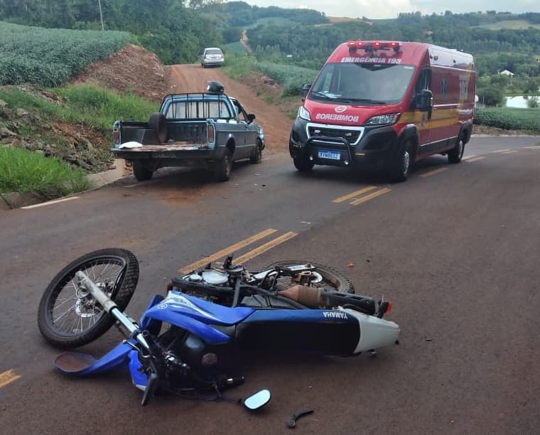 Motociclista “voa” sobre para-brisa e cai dentro de Pampa