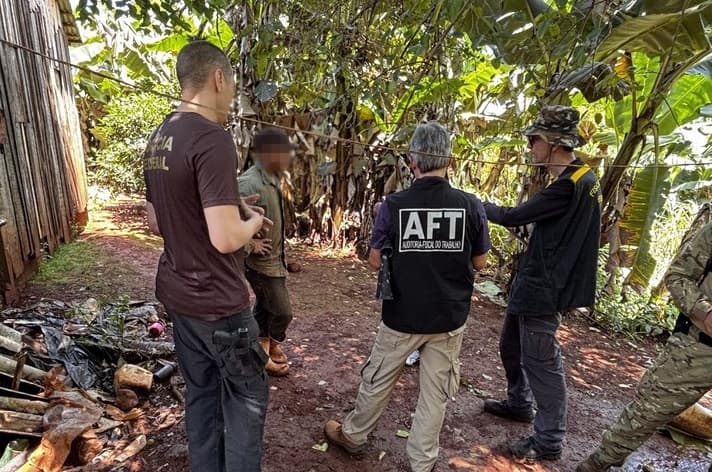 Agentes no momento da verificação de denúncia (Foto: Divulgação)