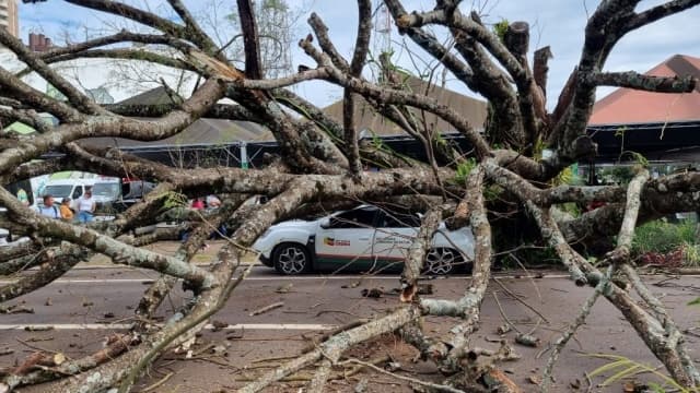 Carro ficou amassado no Paraná (Foto: Divulgação / CGN)