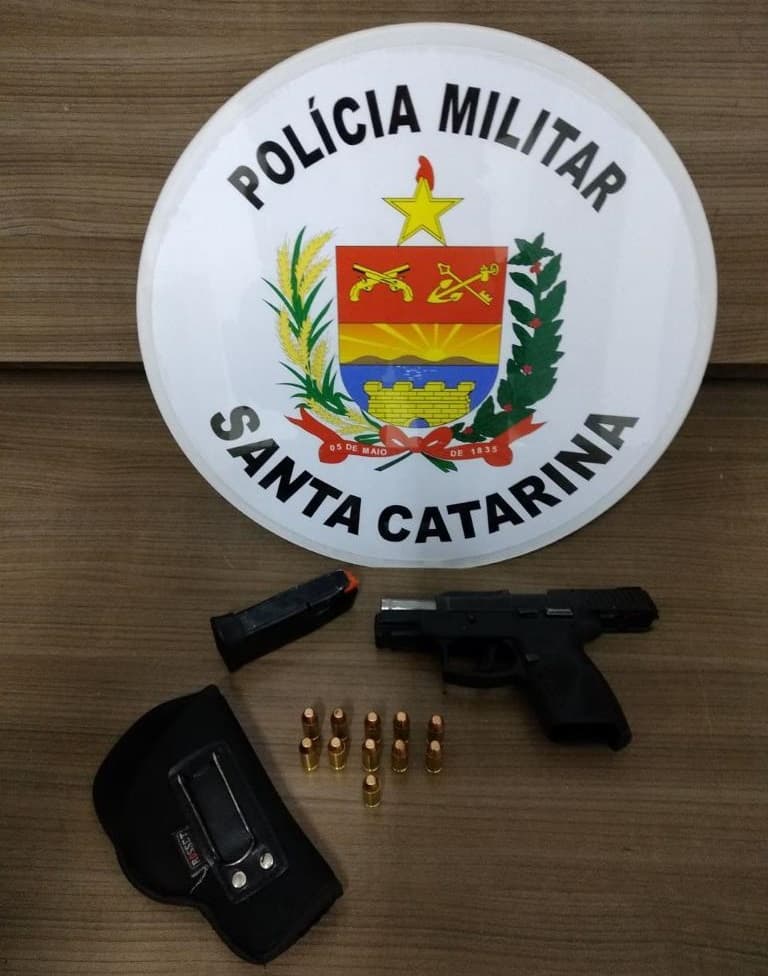 A arma estava carregada com 11 munições pronta para uso (Foto: Polícia Militar de Pinhalzinho)