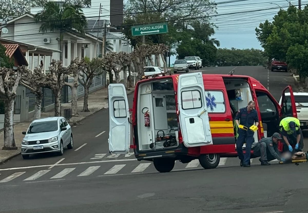 Bombeiros atenderam a vítima (Foto: Henrique Paulo Koch)