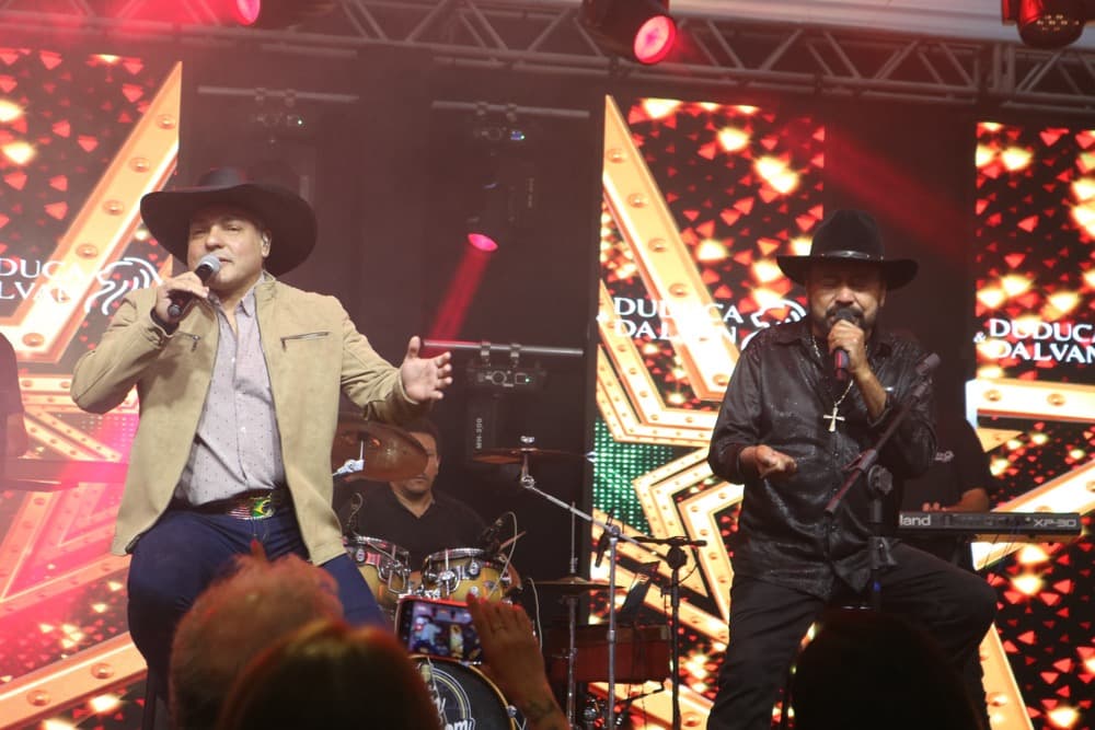 Os “leões” do sertanejo encantam público em Pinhalzinho