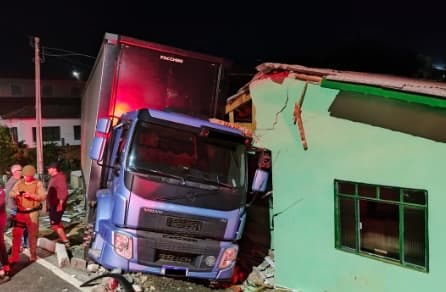 Carreta atinge o que tinha pela frente, mas milagre evita tragédia
