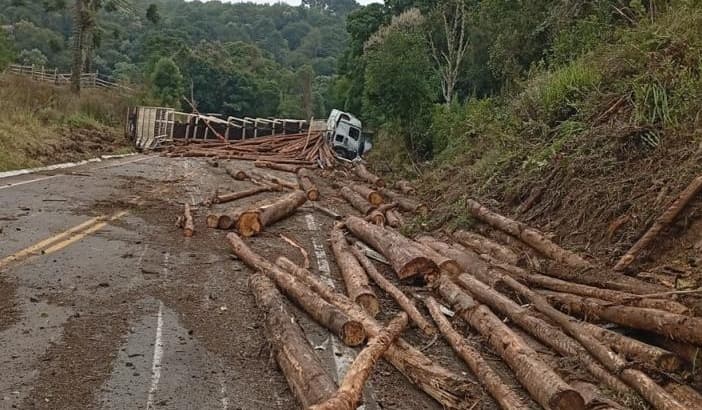 Carga ficou em rodovia (Foto: Polícia Militar Rodoviária)