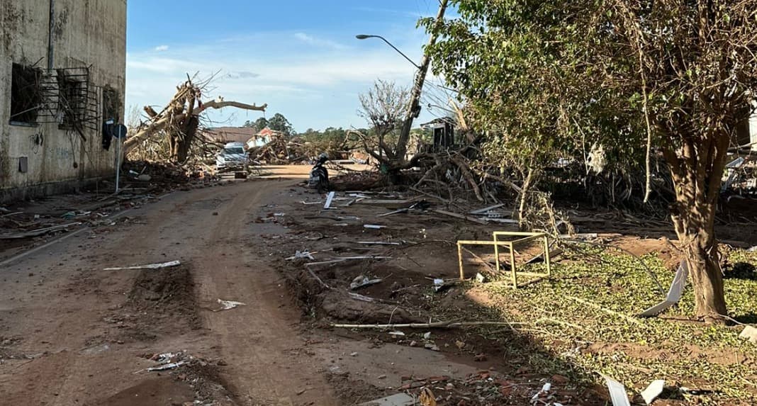 Cidades foram destruídas pela força da água  (Foto: Gilmar Bortese)