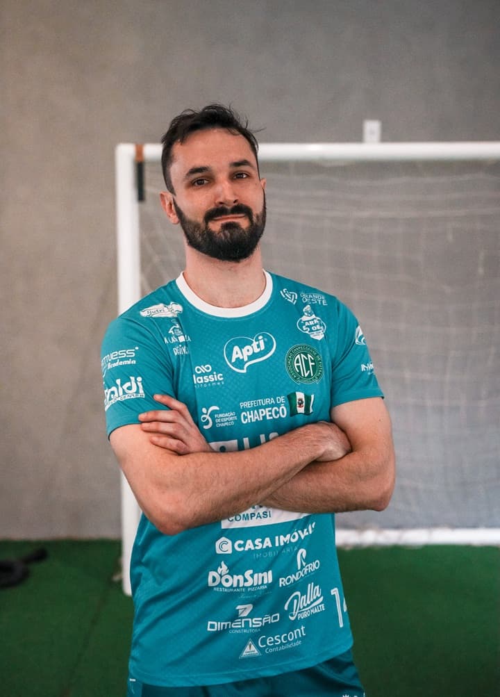 Renan Mantelli volta da europa e acerta com a Chapecoense Futsal