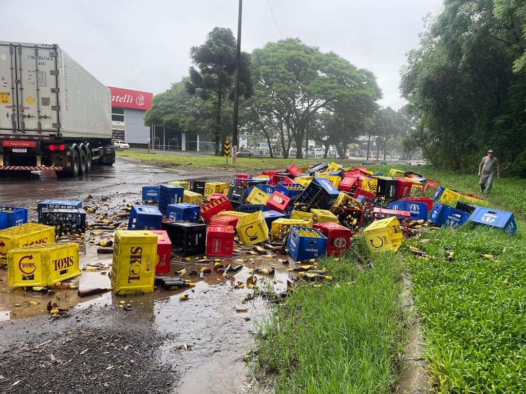 Bebidas danificaram com a queda no asfalto (Foto: Fabiano Rambo)