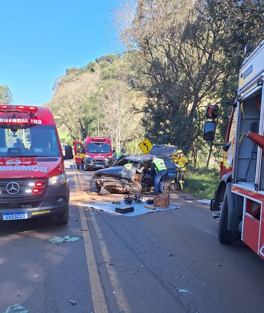Colisão entre veículos deixa dois feridos em Saudades (Foto: Divulgação CBM)