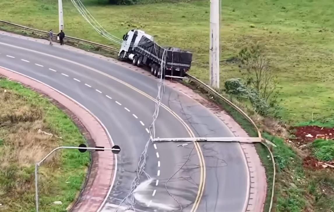 Carreta derruba três postes... um atrás do outro em Chapecó