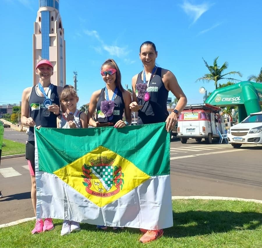 As atletas Saudadenses Mariana dos Santos, Lisete dos Santos, Larissa Land e Jaine dos Santos obtiveram excelentes resultados (Foto: Arquivo Pessoal)