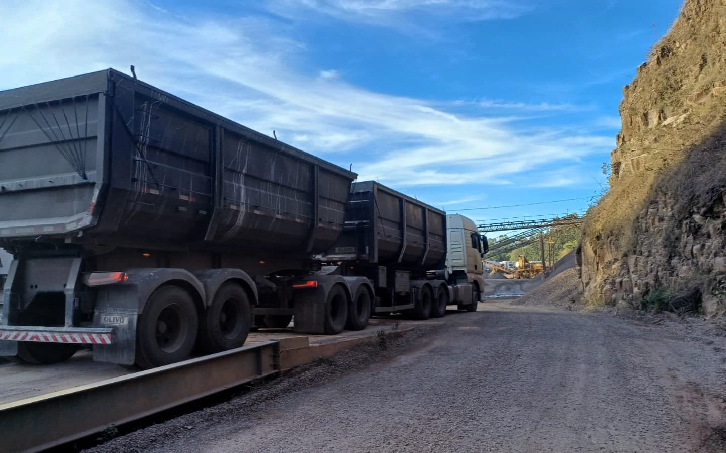 Areia demais para caminhões: PRF flagra bitrens "detonando" a BR-282