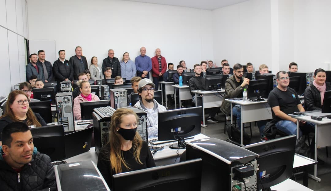 Aulas do Programa Jovem Programador começaram nesta segunda (18) em Pinhalzinho