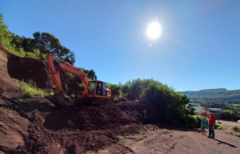 Prefeitura da inicio a obra de asfaltamento na Rua Leo Kasper (Foto: Divulgação )