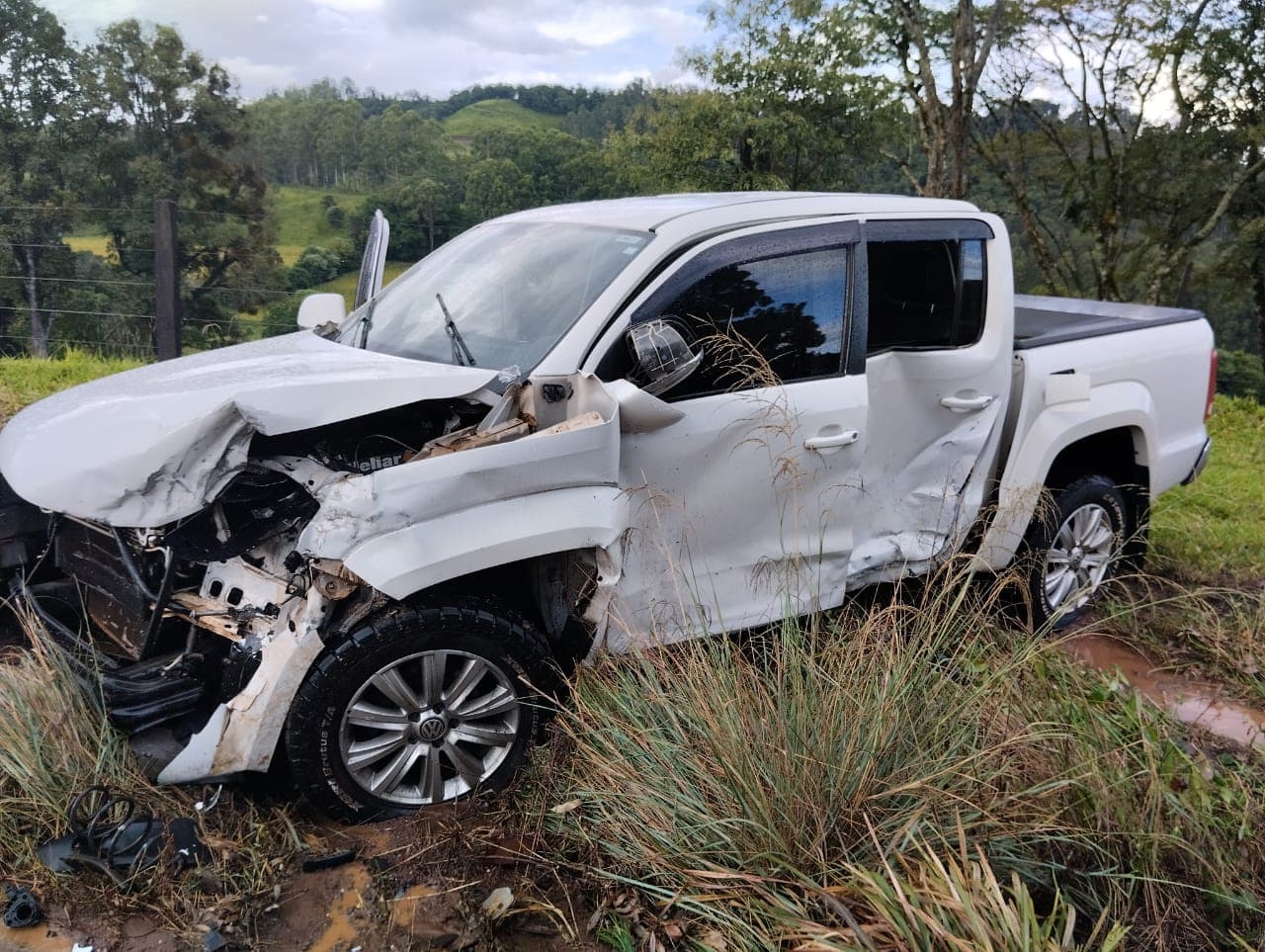 Pick-up ficou destruída após colisão na rodovia SC-160 (Foto: PMRv)
