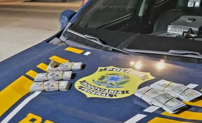Quantidade do dinheiro estava em peça intíma (Foto: PRF)