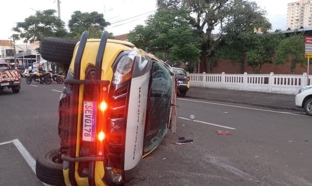 Viatura danificada após o acidente; policial ficou ferida (Foto: Divulgação)