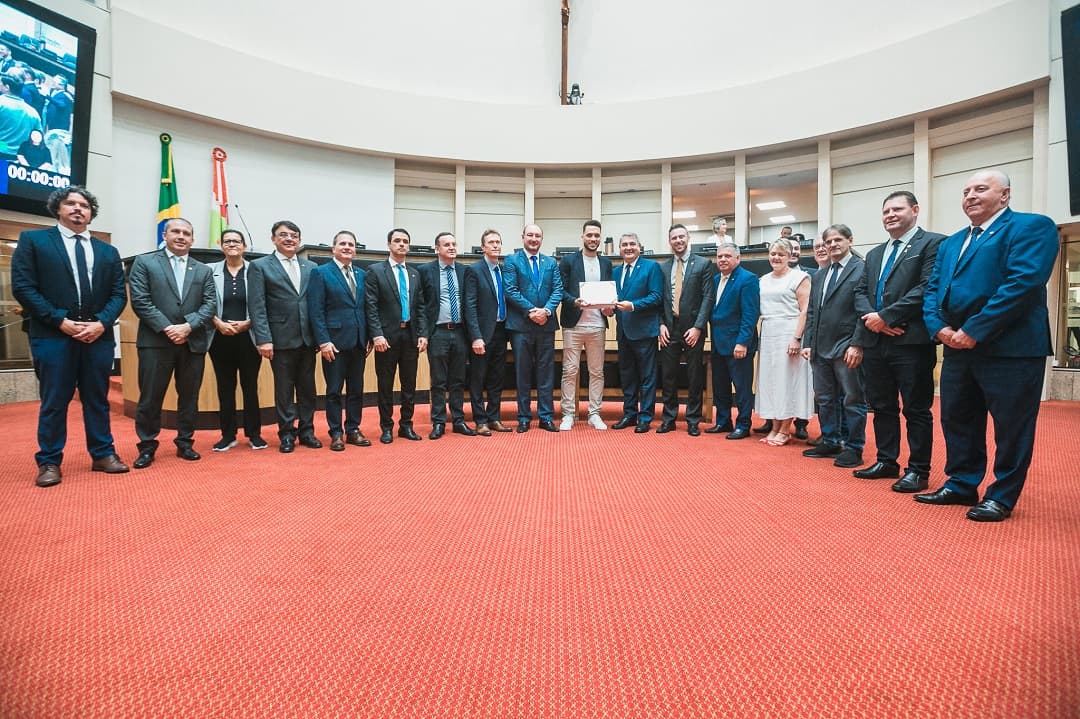 Parlamentares da casa pousaram ao lado do ex-atleta que recebeu uma placa (Foto: Bruno Collaço/Agência AL)