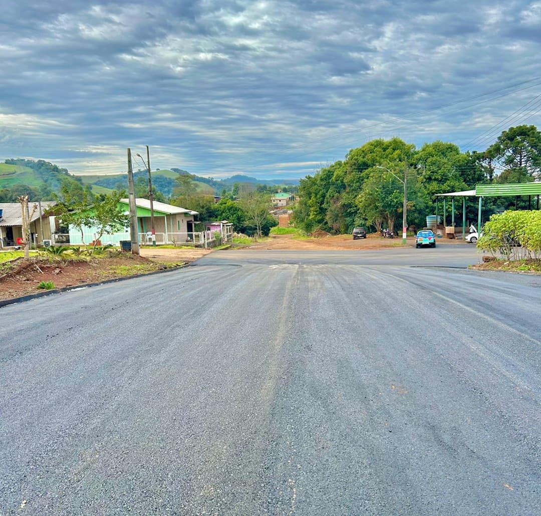 Prefeitura executa obra de pavimentação asfáltica no centro de União do Oeste