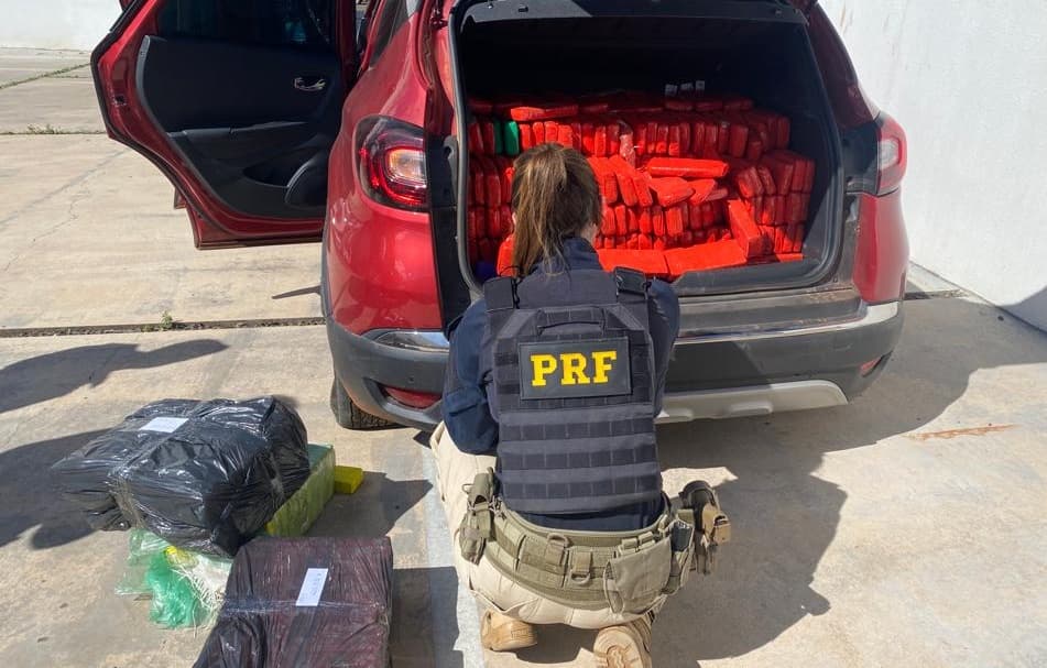 Entorpecente estava em carro roubado (Foto: PRF)