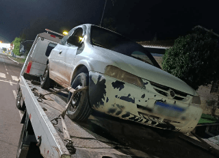 Celta em que envolvidos estavam rodopiou na pista (Foto: Polícia Militar)