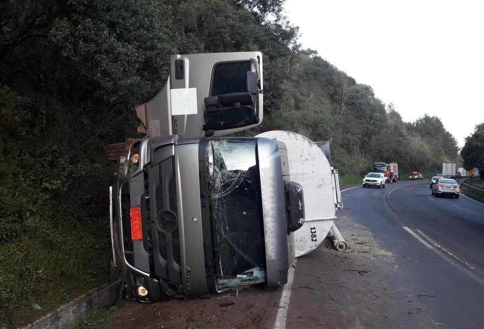 A vítima foi atendida pela guarnição e em seguida conduzida ao hospital (Foto: Corpo de Bombeiros)