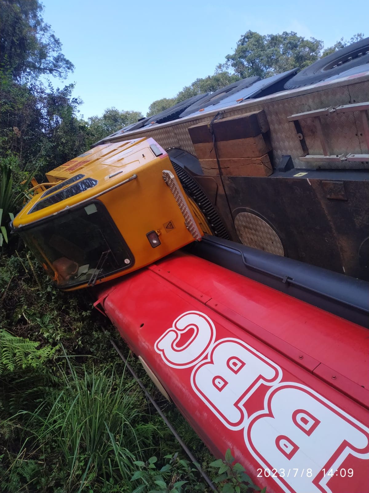 Caminhão guindaste tombado (Foto: Bombeiros )