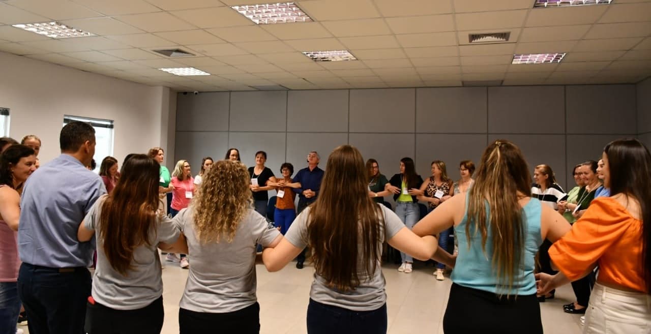 O grupo de mulheres tive a companhia do presidente do Sicoob no primeiro encontro (Foto: Ascom)