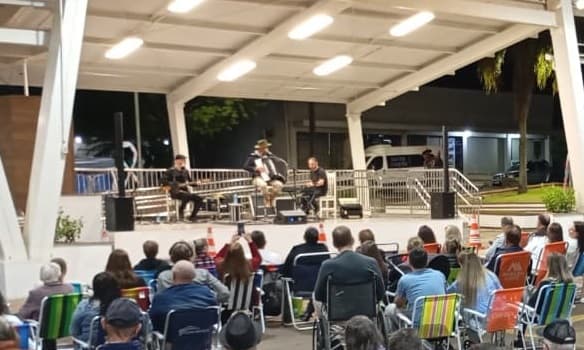 Show marca celebração religiosa em Modelo