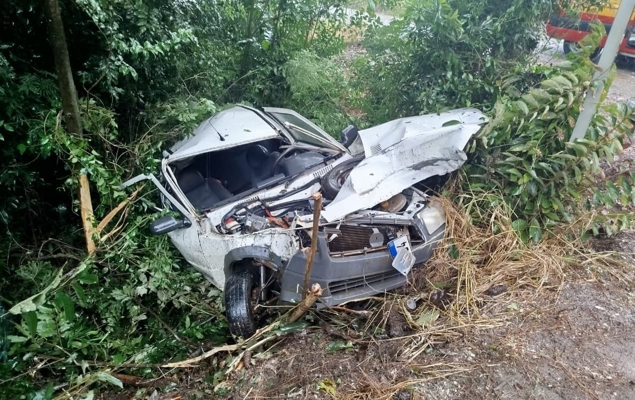 Uno ficou completamente destruído (Foto: Corpo de Bombeiros)