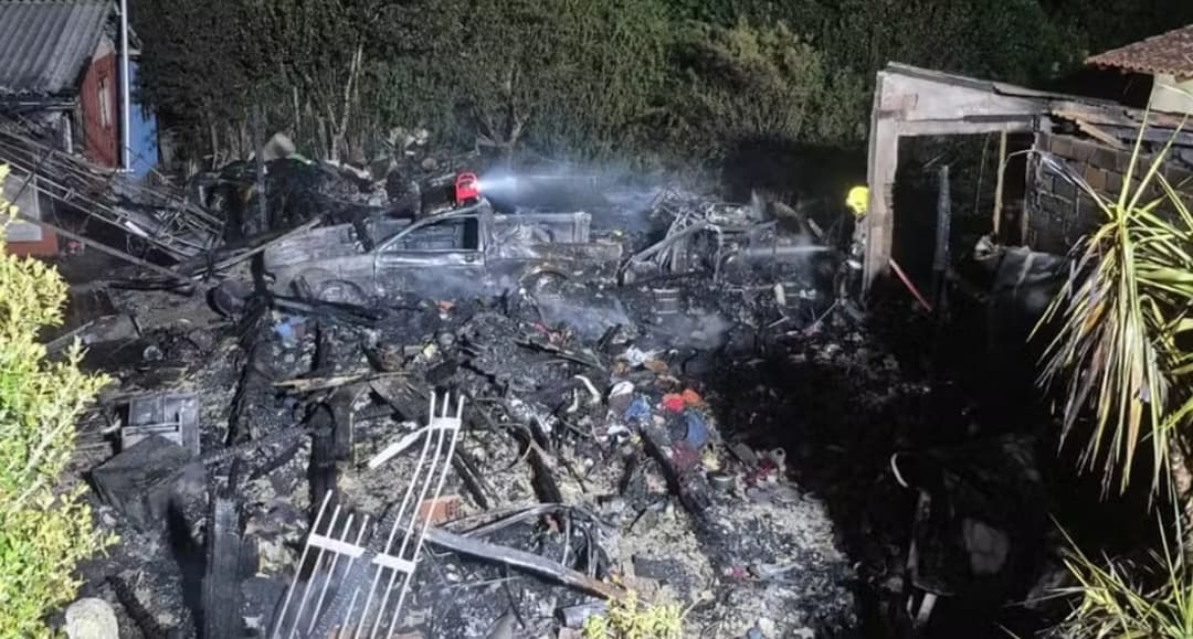 Tragédia em SC: Incêndio destroi casa e tira a vida de menina de 10 anos