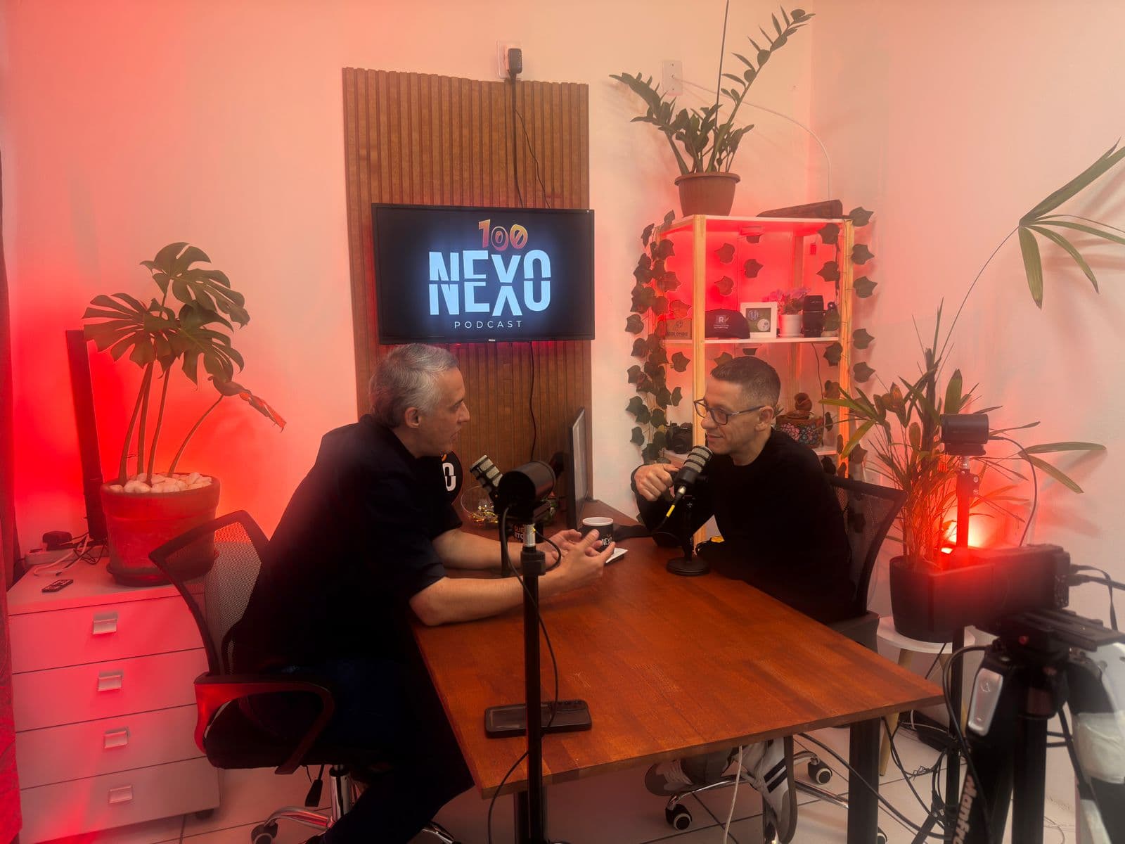 Jornalista Dela Oliveira, CEO do Canal Fala Atleta, participa do 100Nexo Podcast 