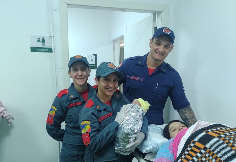 Fotografia e felicidade após nascimento de criança (Foto: Corpo de Bombeiros)