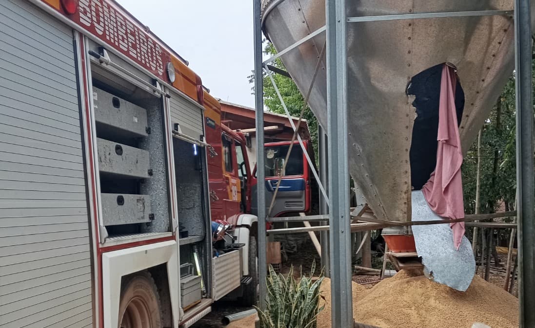 Bombeiros fizeram uma abertura na parte inferior do silo como forma de escoar a ração  (Foto: Divulgação)