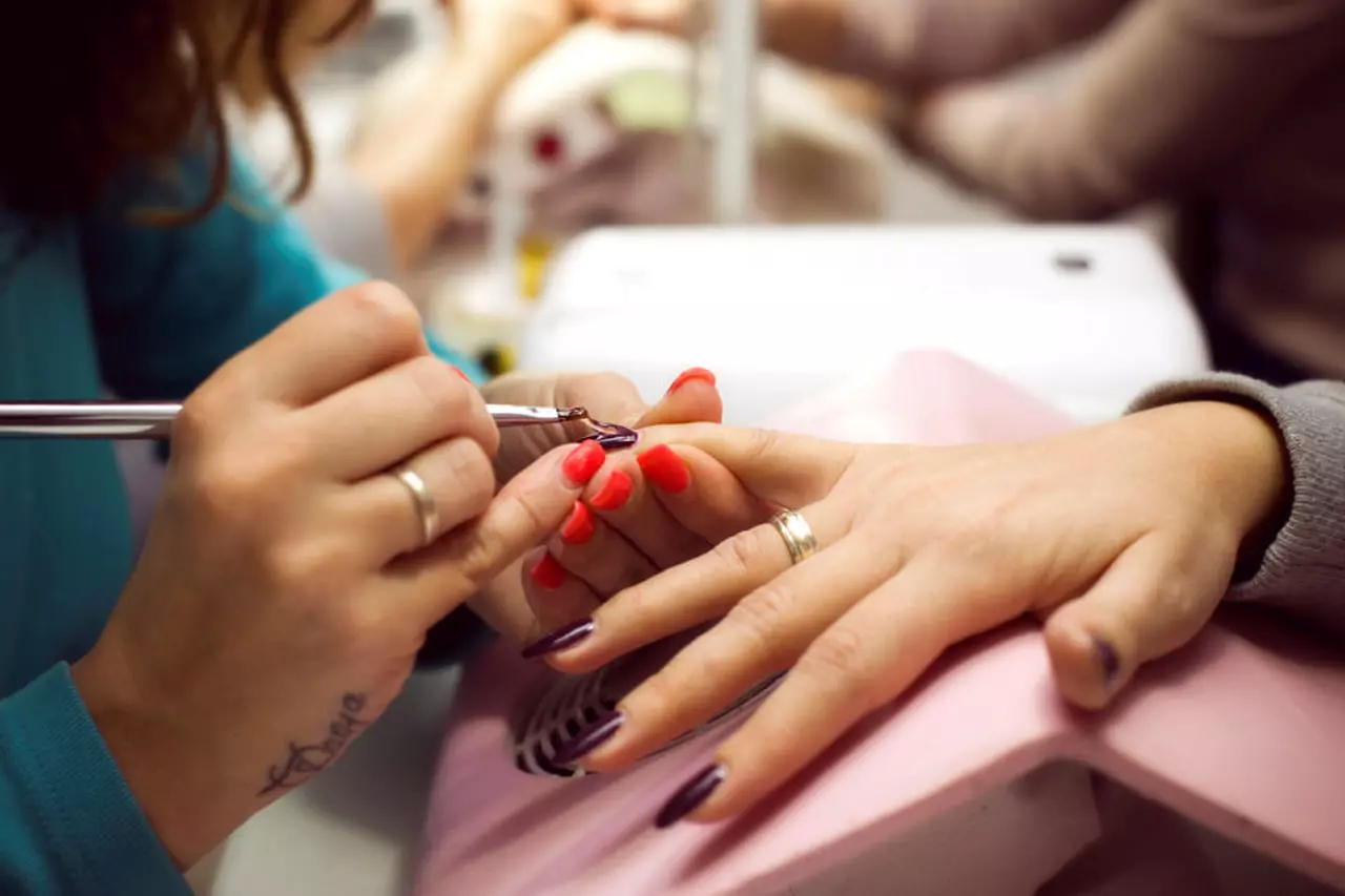 Anvisa proíbe uso de substâncias tóxicas em produtos para unhas e esmaltação em gel
