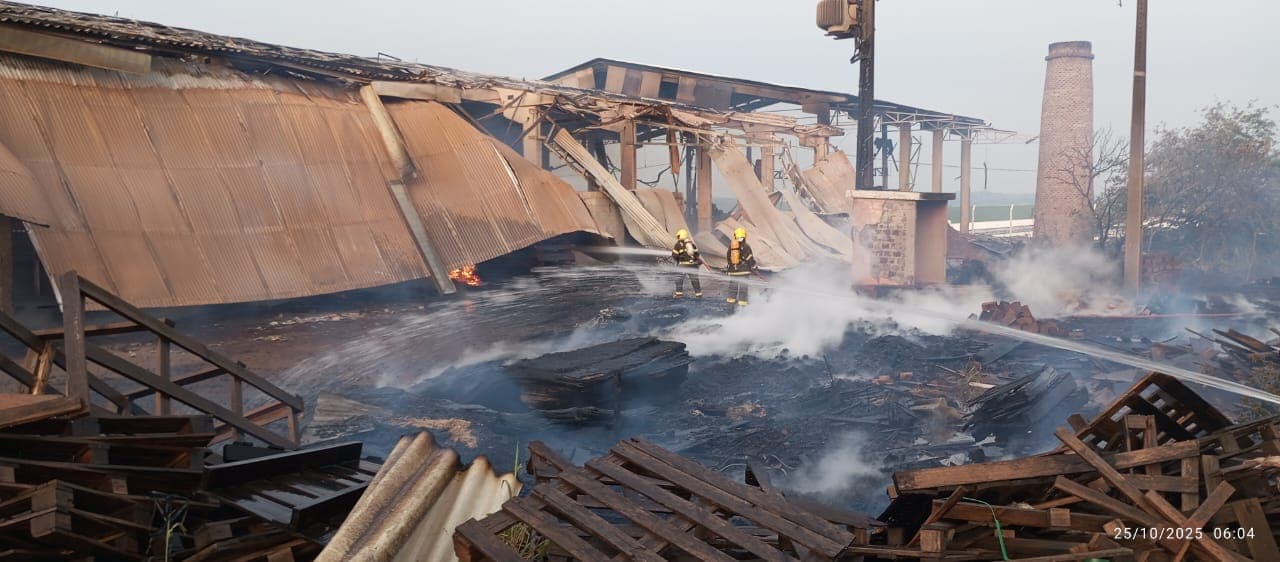 Incêndio atinge indústria em Pinhalzinho e mobiliza bombeiros de três municípios