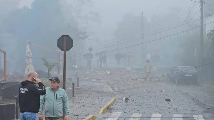Avião cai em cima de pousada em Gramado