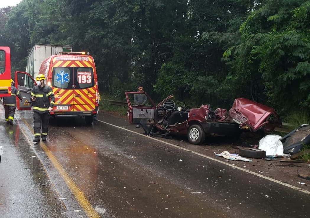 Uno tem o teto arrancado em grave acidente na BR-282