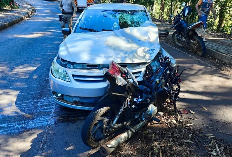 Moto fica cravada em automóvel; motociclista morre