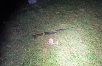 A arma utilizada pelo autor foi deixada no local do crime (Foto: Divulgação)