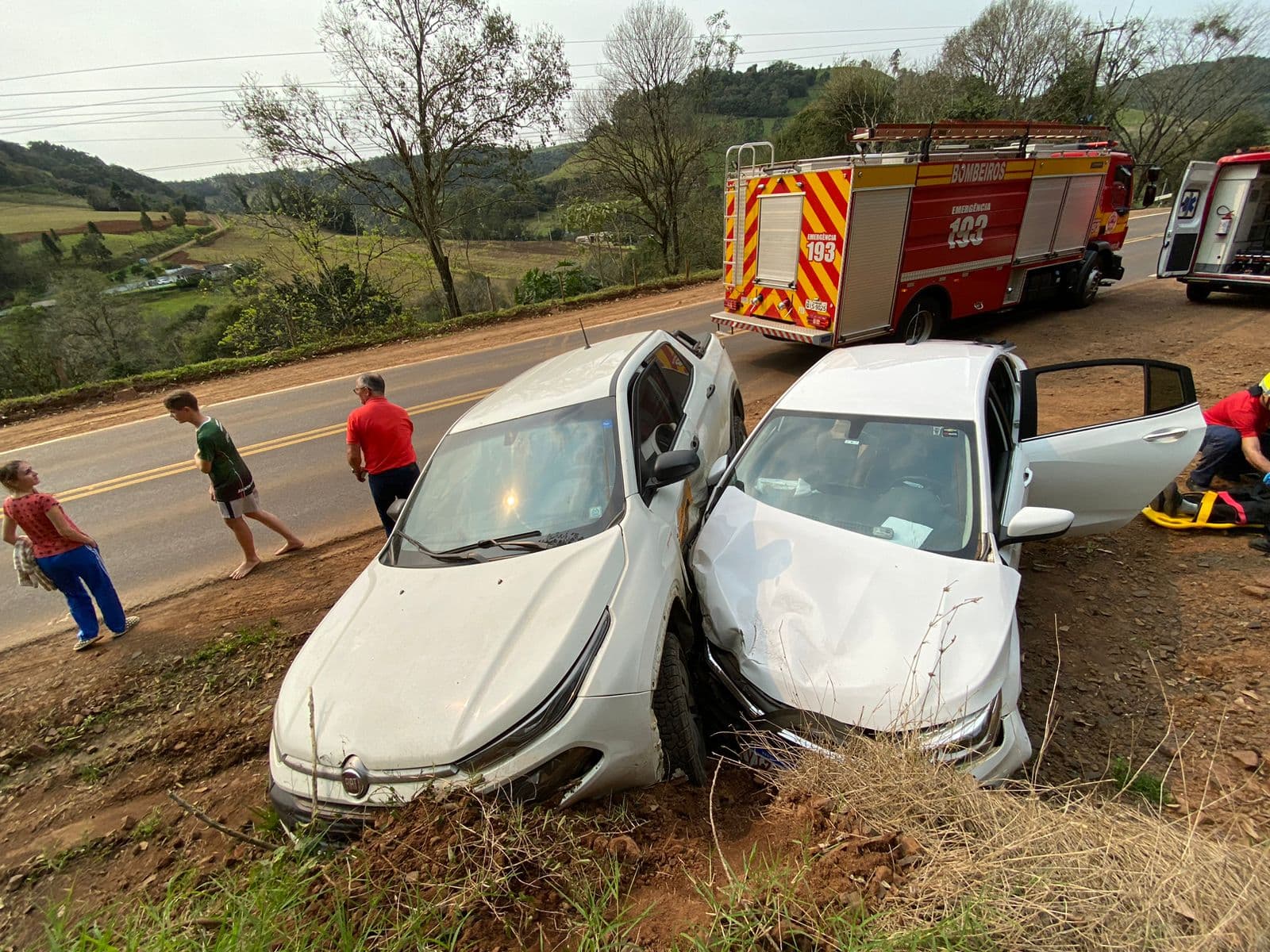 Veículos colidem e homem fica encarcerado dentro do carro