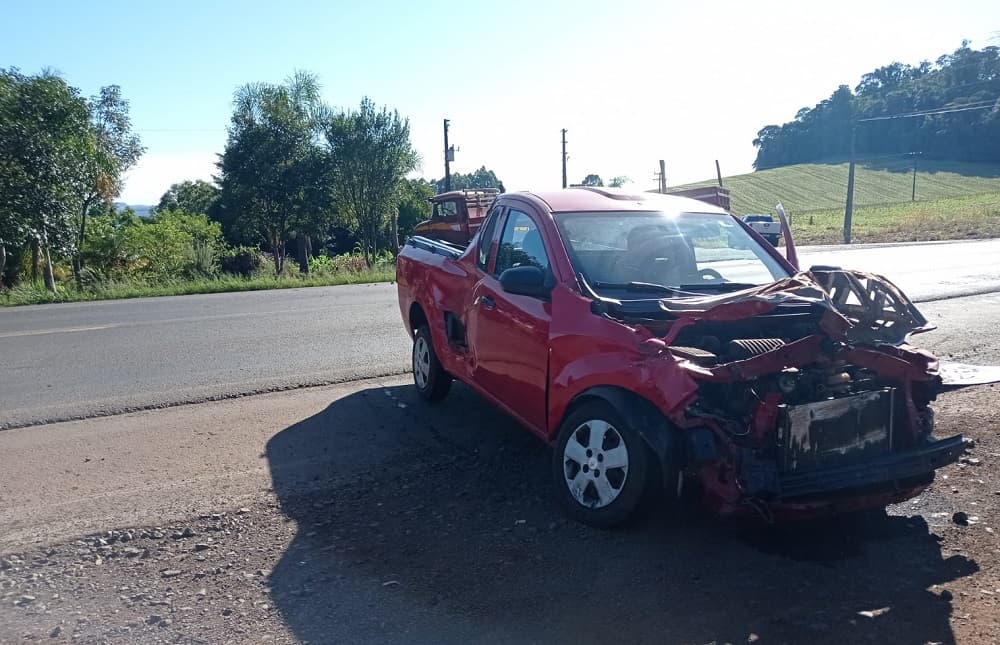 Vítima estava em utilitário (Foto: Corpo de Bombeiros)
