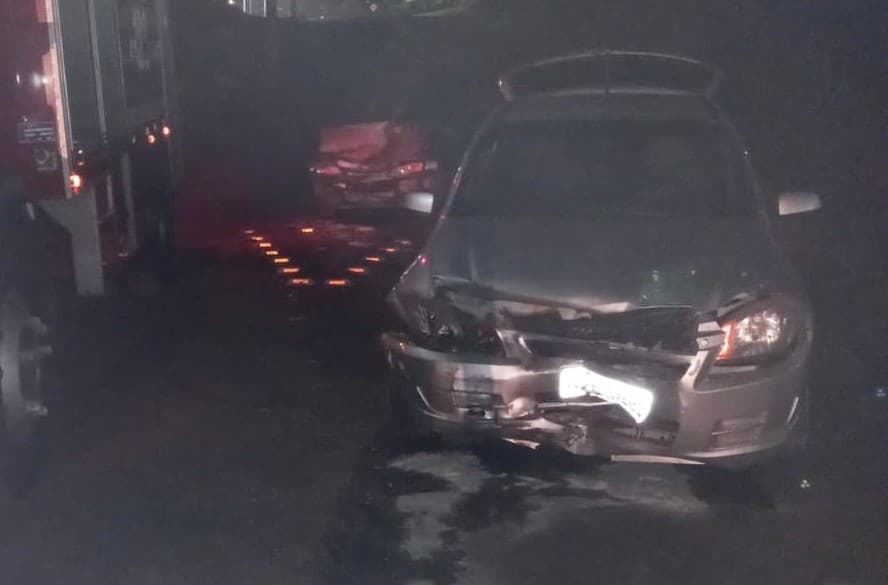Um dos carros envolvidos no acidente (Foto: Corpo de Bombeiros)