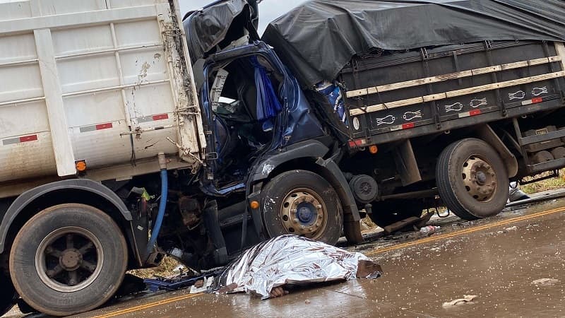 Colisão de caminhões deixa um óbito na BR-163